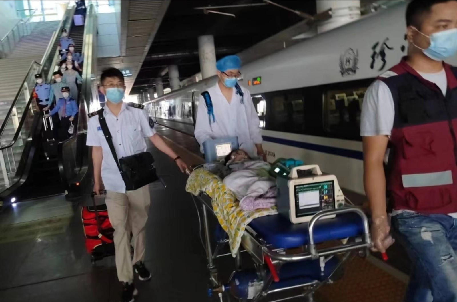 红原县高铁转运公司